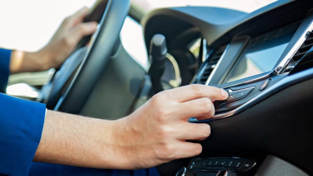 Luister naar de radio van Omroep Brabant in de auto