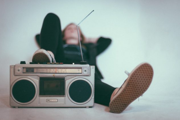 Trouwe luisteraars zetten thuis de radio aan