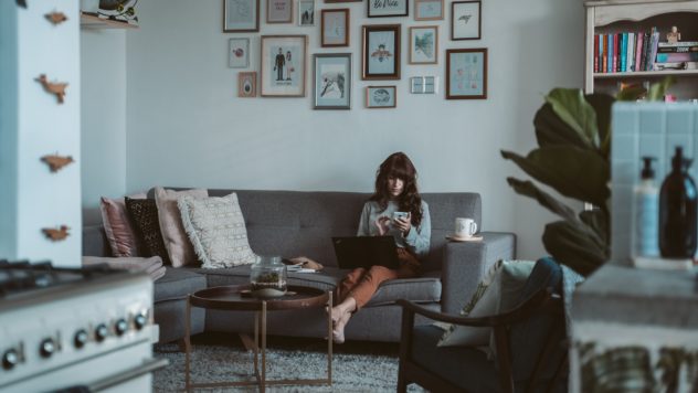 Online adverteren met banners vrouw op de bank met laptop
