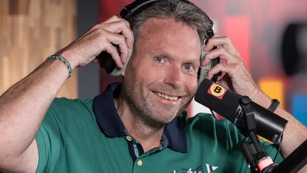 Ronny Balk in de radiostudio van Omroep Brabant