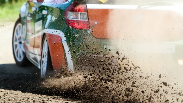 Radioreclame voor autobedrijven; trek meer showroombezoekers